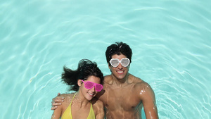 年轻夫妇在游泳池里6秒视频