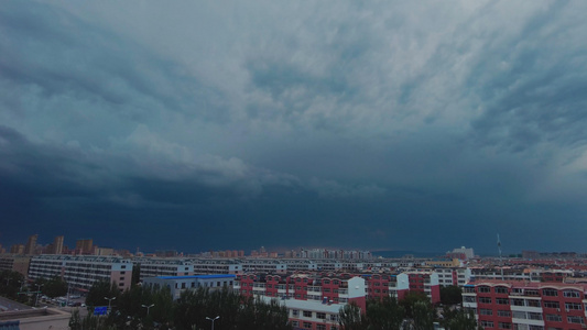 4k延时拍摄傍晚时分城市上的空乌云翻滚和雨过天晴视频