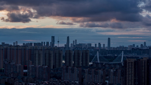 城市乌云傍晚落日雨后晚霞日转夜万家灯火视频