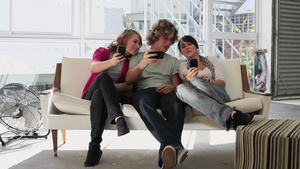 看智能手机的三个少年朋友13秒视频