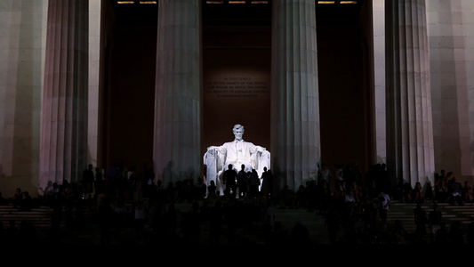 夜间在林肯纪念堂使用闪光灯摄影的人视频