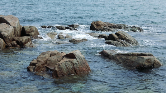 海浪礁石视频