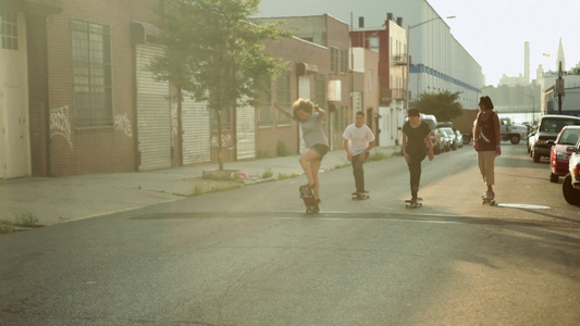 年轻人在城市环境中玩滑板视频