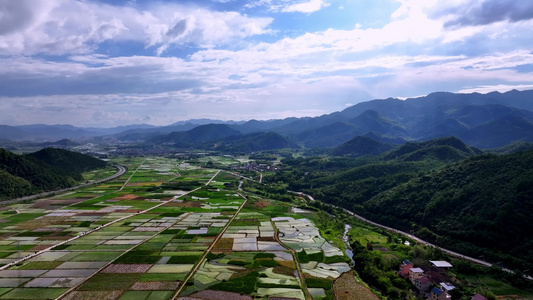 福建南平市松溪县美丽乡村 绿色农田与村庄视频