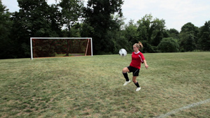 练习足球技巧的女孩21秒视频
