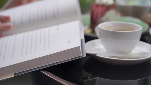 看书 喝咖啡视频