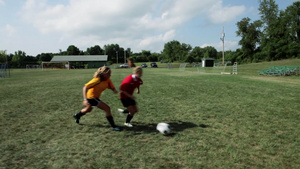 十几岁的女孩踢足球10秒视频
