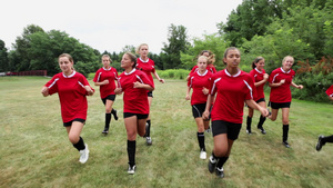 跑在领域的女孩足球运动员10秒视频
