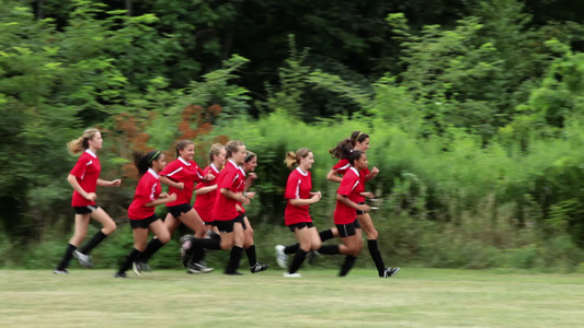 女足球运动员跑，一个女孩落后视频