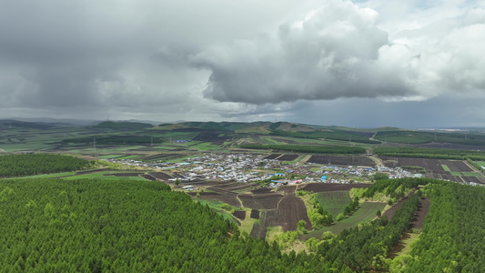 航拍林区森林林间农田小山村视频