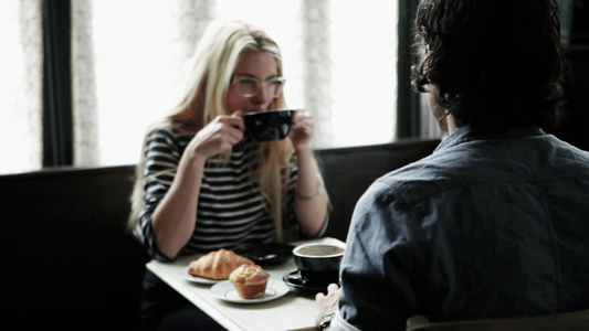 夫妇在咖啡馆喝咖啡聊天视频