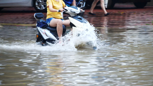 4K洪涝灾害暴雨积水恶劣天气蹚水积水中行车视频
