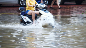 4K洪涝灾害暴雨积水恶劣天气蹚水积水中行车25秒视频
