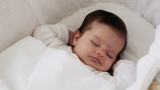 可爱的睡着的女婴视频