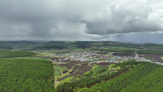 航拍林区森林林间农田小山村视频