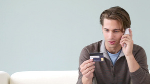 年轻人用信用卡打电话18秒视频