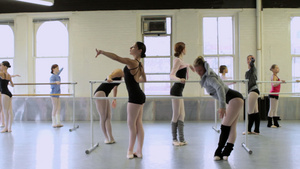 女孩们在巴里做芭蕾练习15秒视频