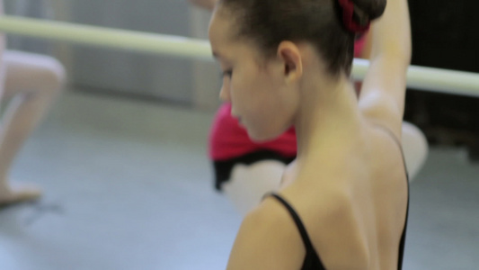 在巴里做芭蕾练习的女孩视频