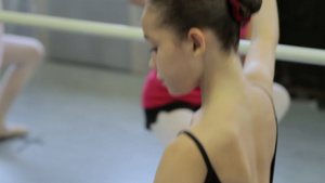 在巴里做芭蕾练习的女孩8秒视频