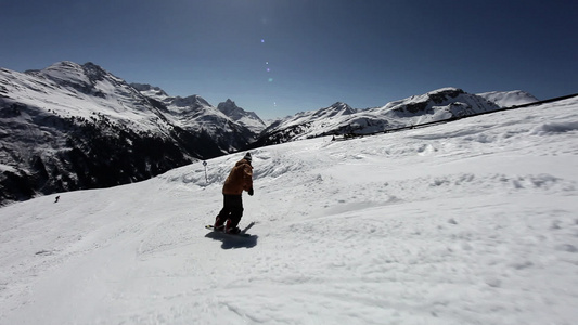 男子滑雪板和滑雪胜地滑雪视频