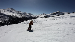 男子滑雪板和滑雪胜地滑雪19秒视频
