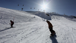 两人在滑雪胜地滑雪和滑雪17秒视频