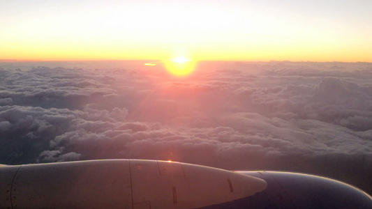 乘飞机在云上行驶视频
