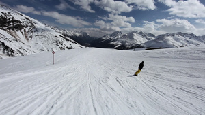 在滑雪胜地滑雪的人12秒视频