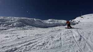 男子在滑雪胜地跳上滑雪板9秒视频