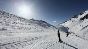两人在滑雪胜地滑雪与看雪山美景11秒视频