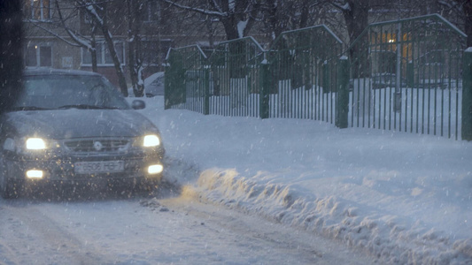 大雪天气行驶在厚厚的积雪马路上视频