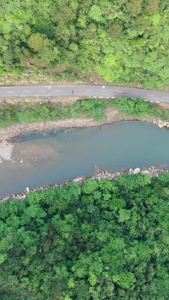 航拍山谷河流道路视频