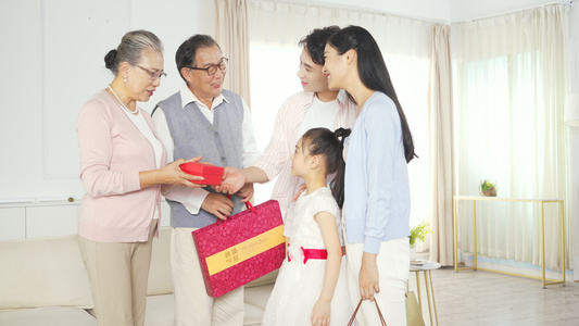 4k中秋节团圆年轻夫妇带孩子给长辈父母送礼视频