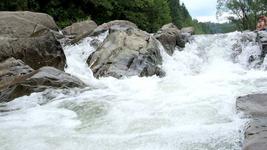 急湍的小溪水流视频