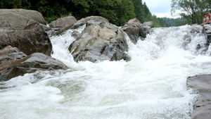 湍急的小溪水流16秒视频