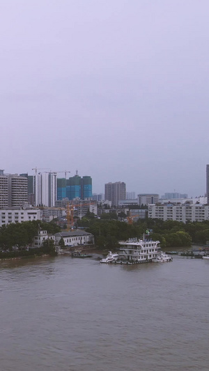 航拍汛期支援防汛救援的武警船素材风光城市32秒视频