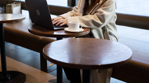 年轻女性在咖啡厅使用电脑26秒视频