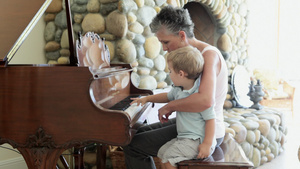 祖母和孙子弹钢琴20秒视频