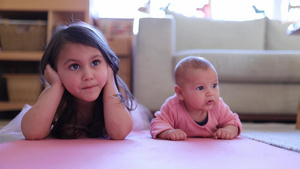 小女孩躺在她小妹妹旁边5秒视频