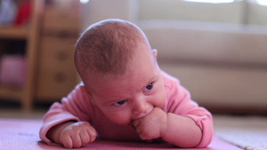 婴儿笑着躺在粉红色地毯上7秒视频