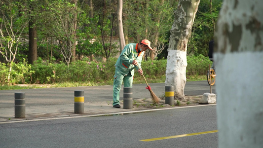 4K环卫工人打扫道路清洁劳动工人实拍视频视频