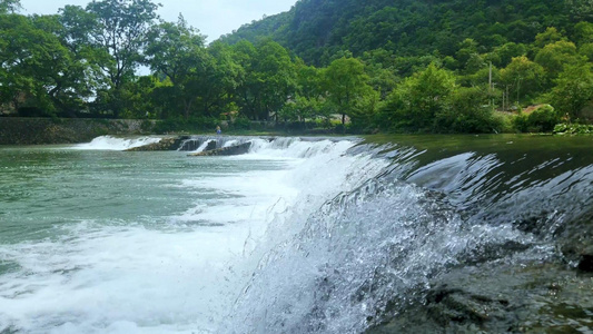 大山深处溪流瀑布视频