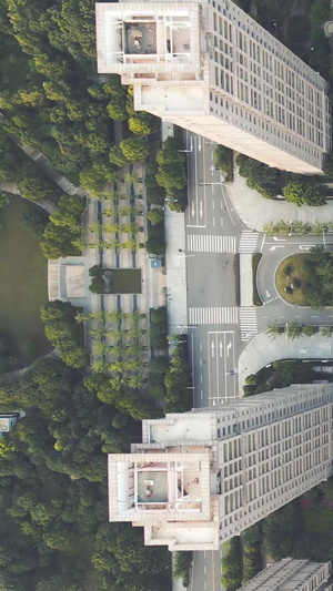 航拍俯拍镜头城市高楼大厦中穿梭俯瞰交通道路车流素材城市风光68秒视频