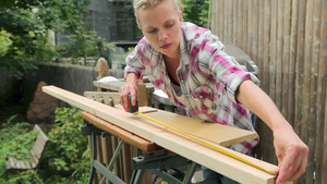 用卷尺测量木板的女人21秒视频