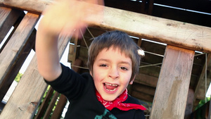 孩子们在树屋里打扮成美国原住民15秒视频