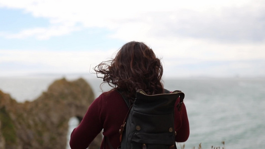 女人在风天欣赏极地海岸风景的背影视频