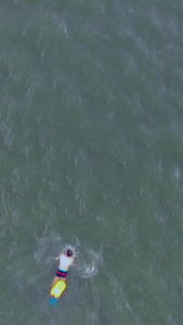 航拍夏天在江河里游泳的人素材视频