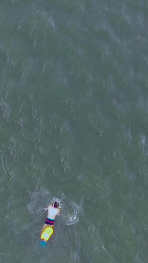 航拍夏天在江河里游泳的人素材38秒视频