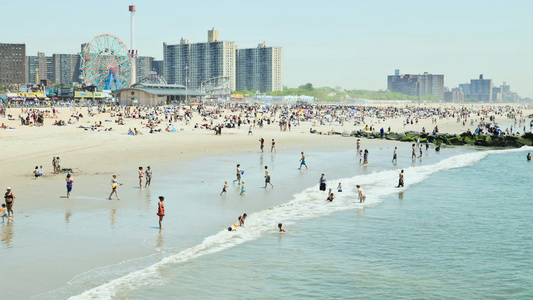 美国纽约市康尼岛拥挤的海滩视频