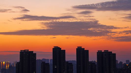 4k延时黄昏云彩夕阳西下城市傍晚风景[慢动作]视频